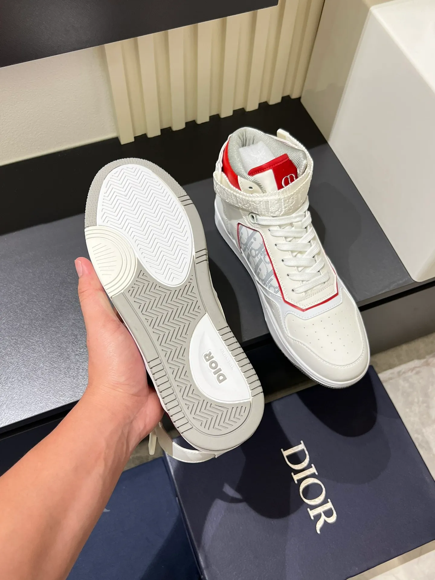 Men's shoes 💰p460 "Dio*" mid-top B27 casual sneakers. This B27 high-top sneaker is a new product in the series and continues Di*r's classic style. Crafted from gray and white smooth calf leather with beige and black Oblique print panels on the sides. The "CD Icon" shaped shoelace eyelets are clever and delicate, and the two-color rubber sole, rear collar and heel are all equipped with the brand's iconic details to enhance the style. Oblique printed straps at the ankle allow for an adjustable fit to complement the overall design. Fashionable and versatile, it can complement any look. Create an exquisite design with unique dynamic vitality and modern atmosphere, presented in low-top and high-top styles. This new must-have shoe adds a new dimension to Dior's archive heritage, embodying modern elegance. Purchase the original version and make it 1:1. If you need top quality, please come to me! Male 38-44!